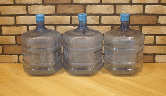 ウォーターサーバーの水ボトル4本