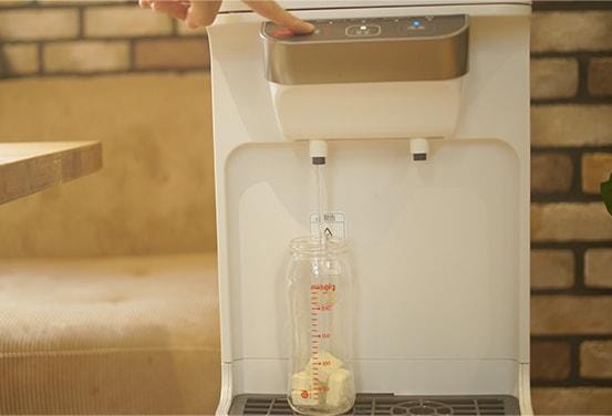 サントリー天然水ウォーターサーバーで赤ちゃんのミルクを作っている様子
